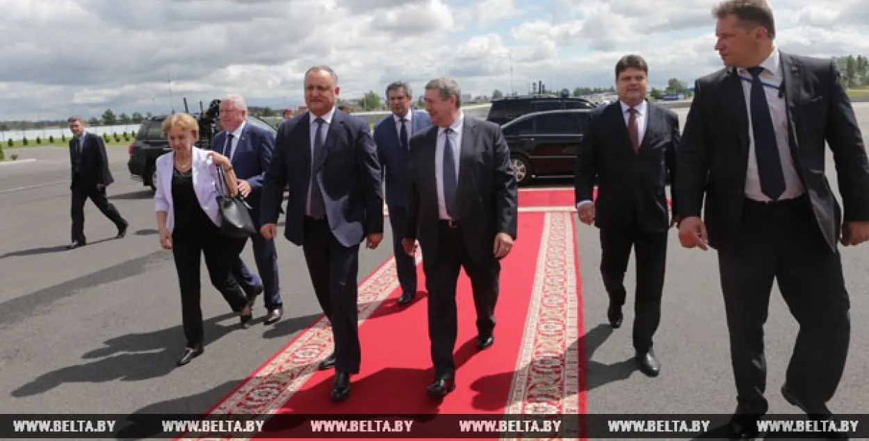 Фотафакт: у Беларусь прыляцеў прэзідэнт Малдовы