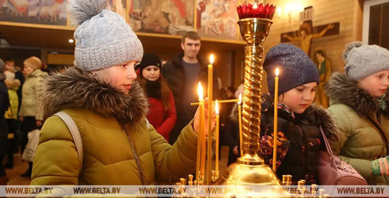 Усё менш беларусаў лічаць сябе вернікамі
