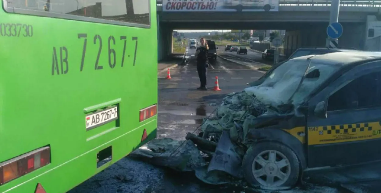 У аўтааварыі ў Мінску загінулі двое пасажыраў таксі