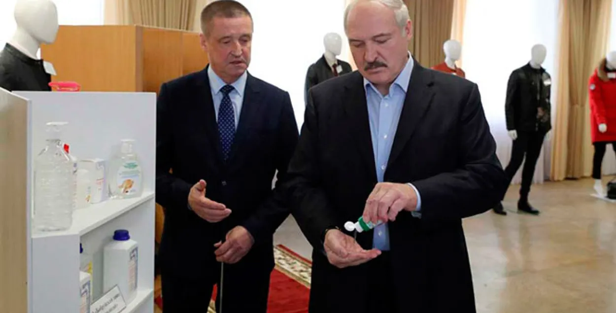 Лукашенко дезинфицирует руки / president.gov.by​