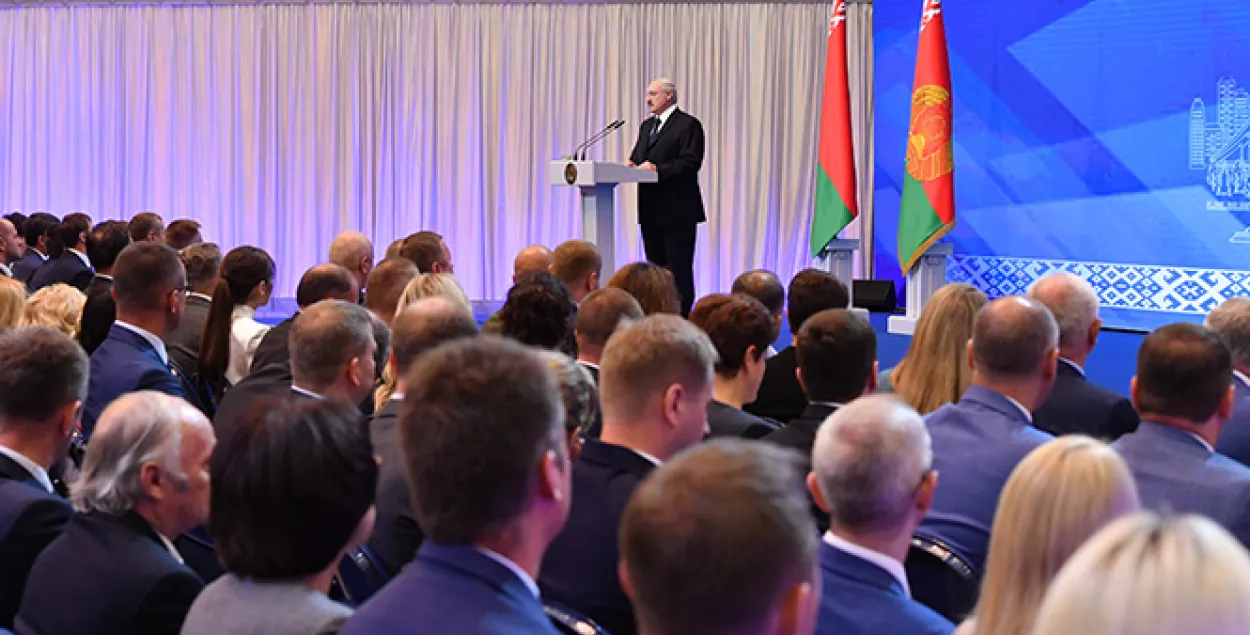 Лукашэнка: ІТ — добра, але тэхналогіі пакуль не могуць цалкам замяніць чалавека