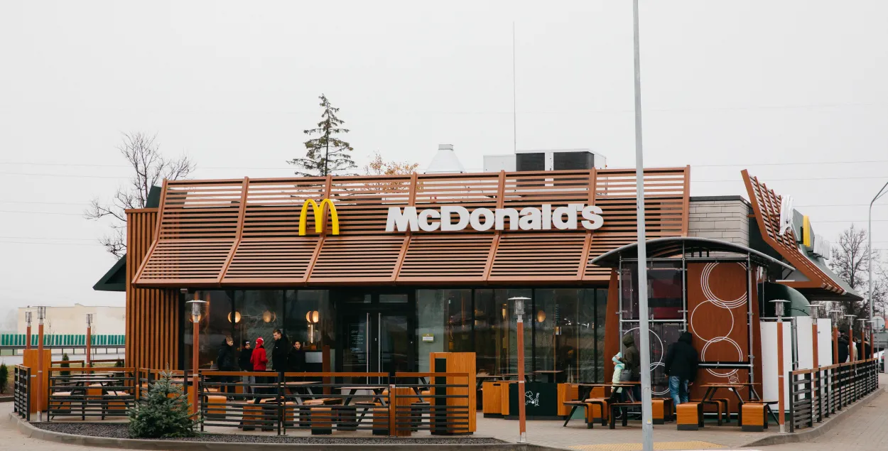 Мужчына пераапрануўся ў Макдональдсе ў супрацоўніка ўстановы і ўчыніў бойку