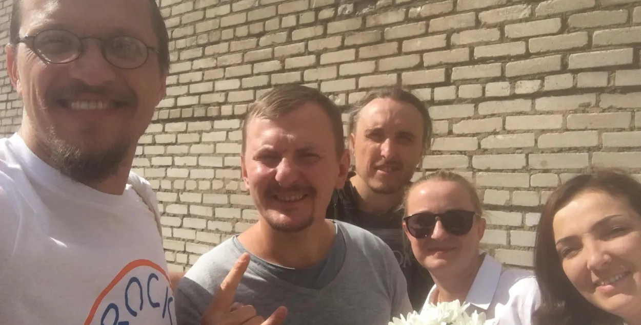 Сергей Долгушев встречает друга Даниила Забелу из изолятора в Могилеве / снимок с Фейсбука