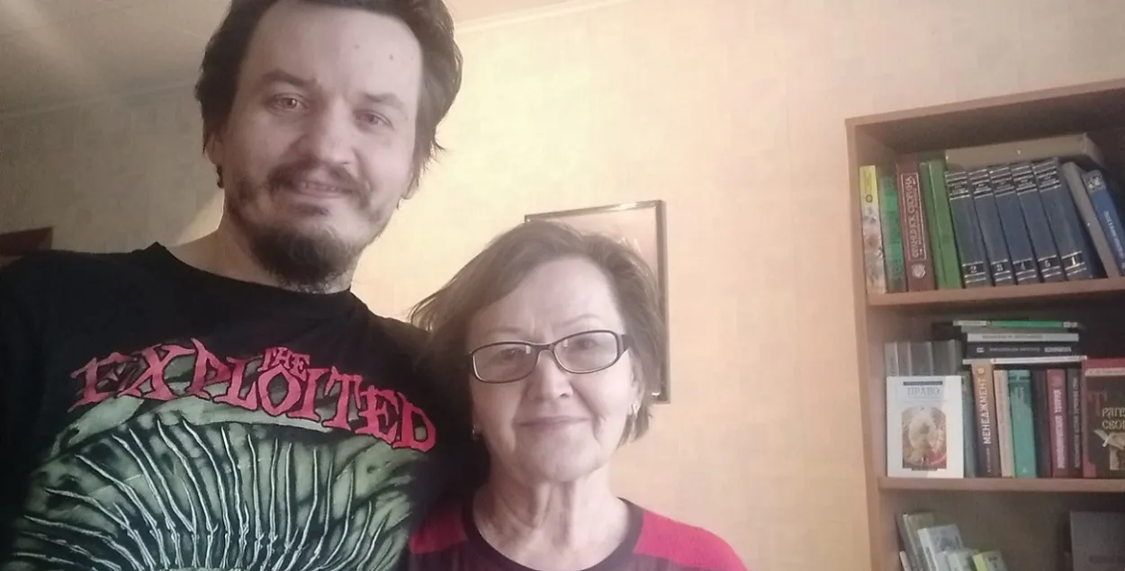 Ілля Міронаў з маці / Фота з Facebook Валянціны Міронавай
