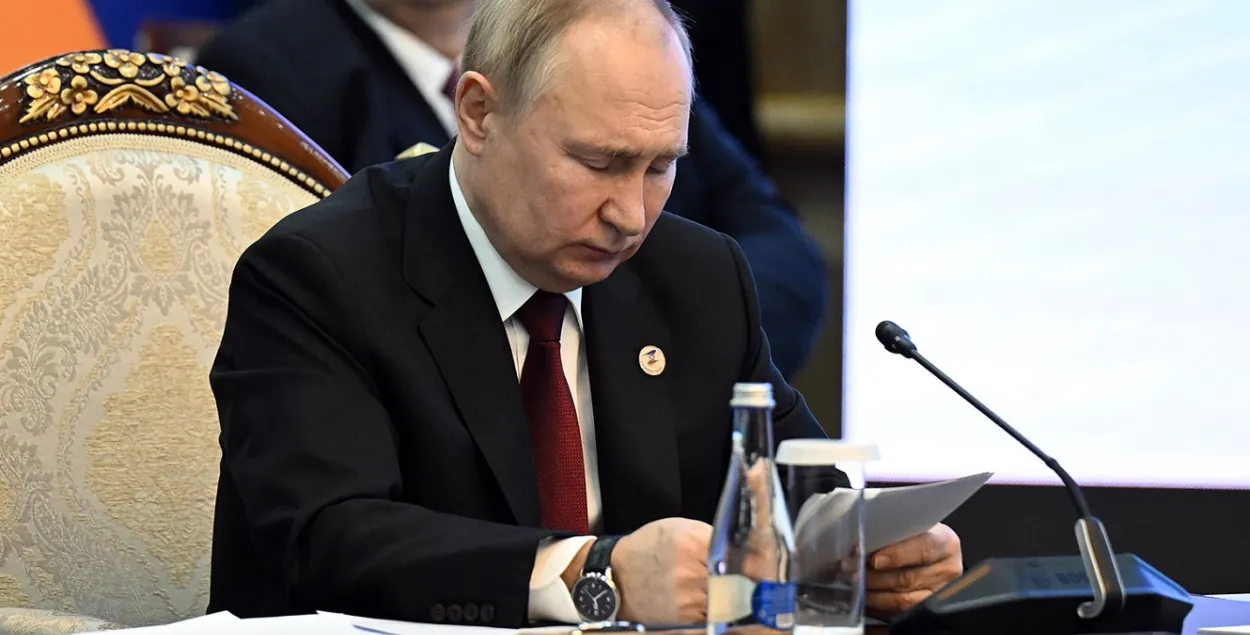 Владимир Путин с закрытыми глазами читает текст, напечатанный огромными буквами / president.kg

