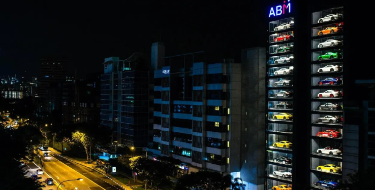 Адкрыўся 15-павярховы аўтамат па продажы элітных спорткараў (відэа)