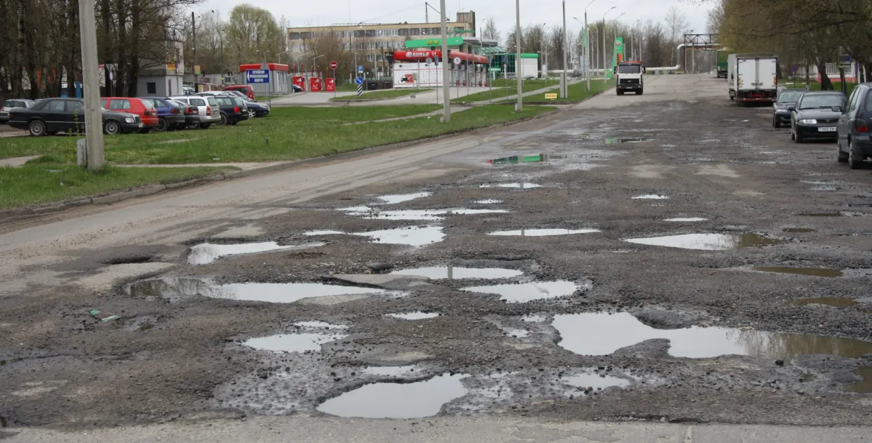 Видишь ли раны в асфальте? 13 самых бездонных ям на дорогах Могилёва