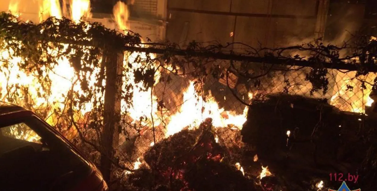 У Мінску ўначы падпалілі смецце, пашкоджаныя два аўтамабілі (фота)
