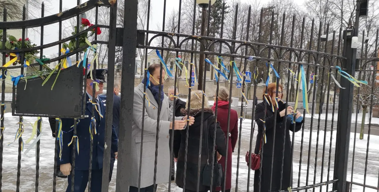 Дыпламаты каля амбасады Украіны ў Мінску 24 лютага / facebook.com/UkrEmbMinsk
