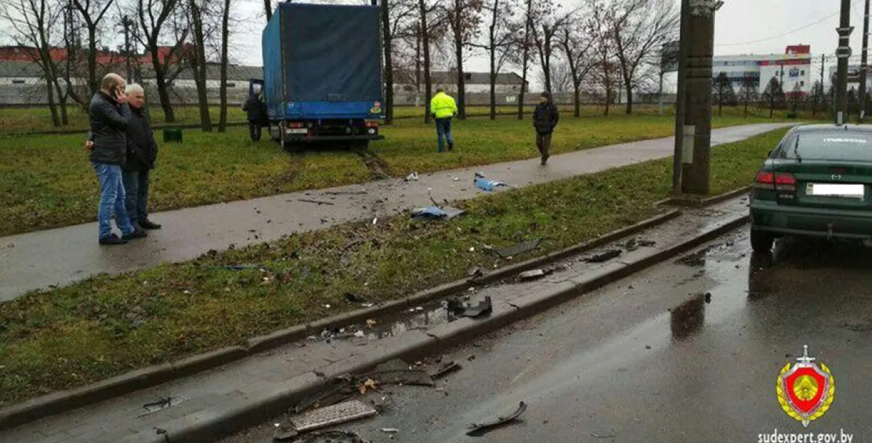 У Мінску грузавік выехаў на сустрэчную паласу і сутыкнуўся з легкавіком (фота)