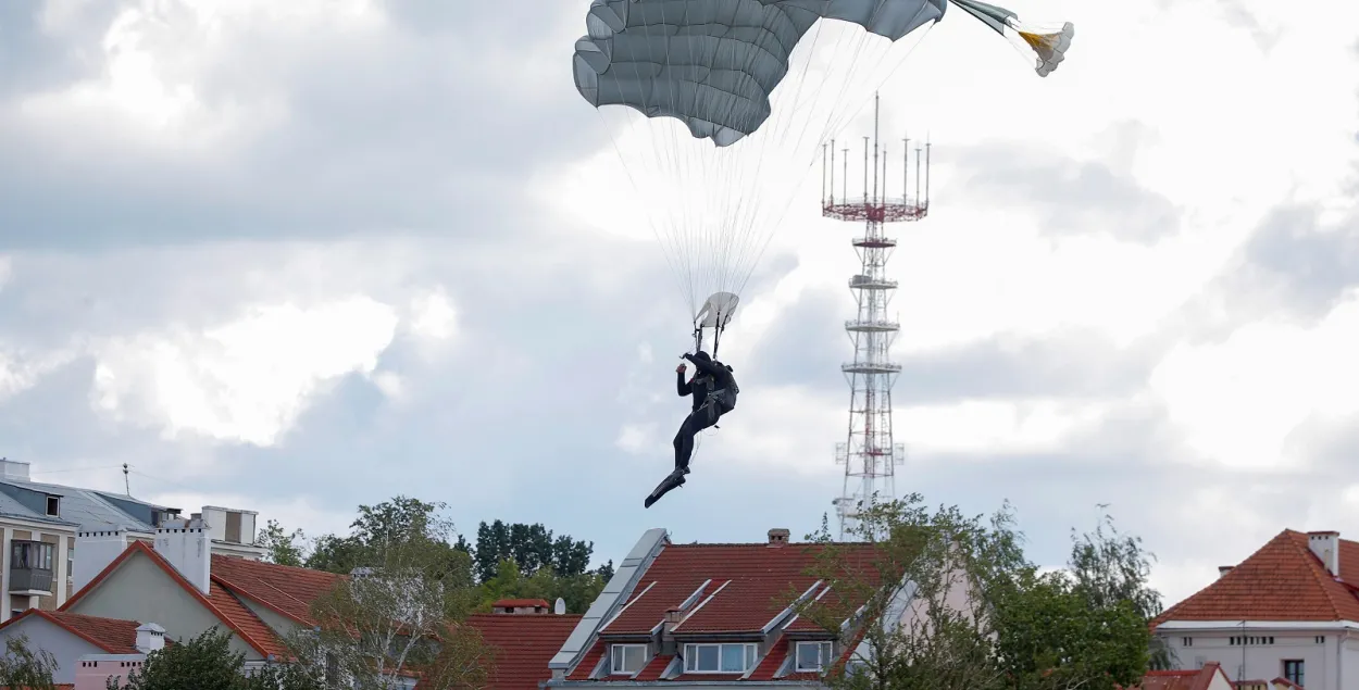 Парашютист над Минском, лето 2020-го/ Иллюстративное фото, из архива Reuters​