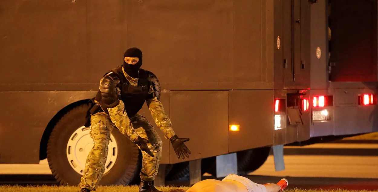 Police disperse a protest in Minsk on August 9, 2020 / Reuters