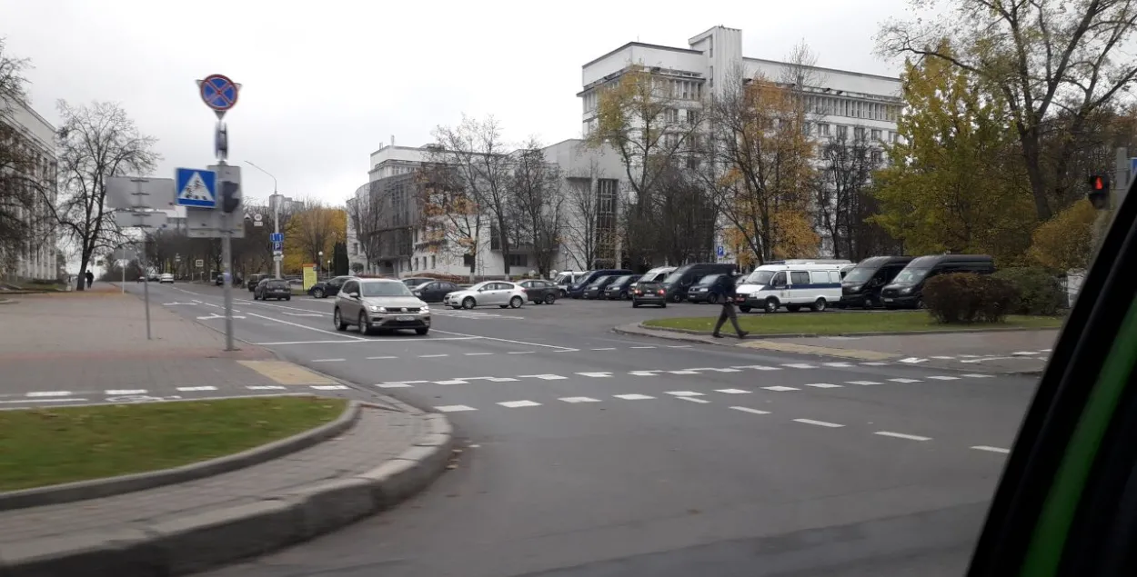 Мікрааўтобусы з сілавікамі побач з Акадэміяй&nbsp;навук / Еврорадио