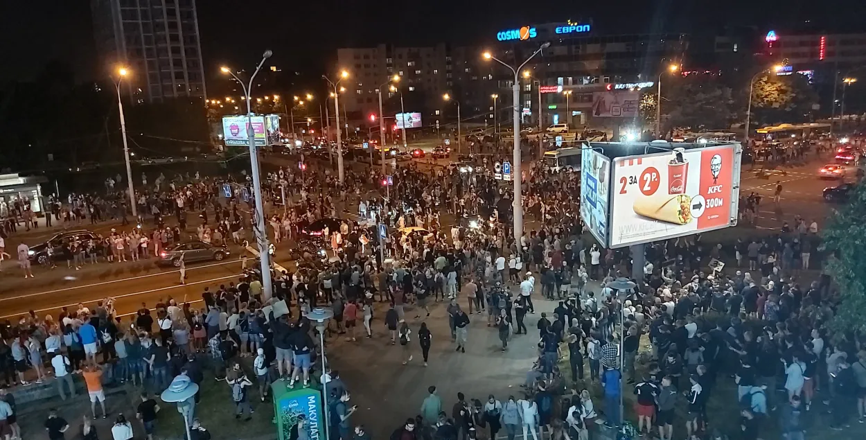 Масавыя пратэсты каля ГЦ "Рыга" ў Мінску, 10 жніўня 2020 года / Еўрарадыё
