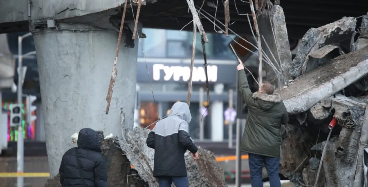 Абрушаны мост праз вуліцу Нямігу ў Мінску / "Минск-Новости"
