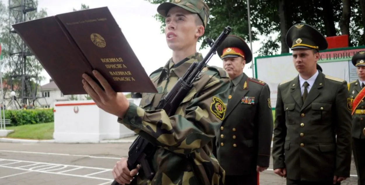 Служыць ці “касіць”? Еўрарадыё абмеркавала з Гайдукевічам і Максімкавым