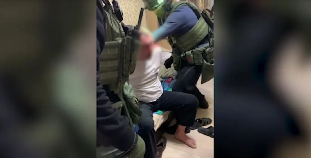 Задержание одного из злоумышленников / Скрыншот з відэа t.me/police_minsk/

