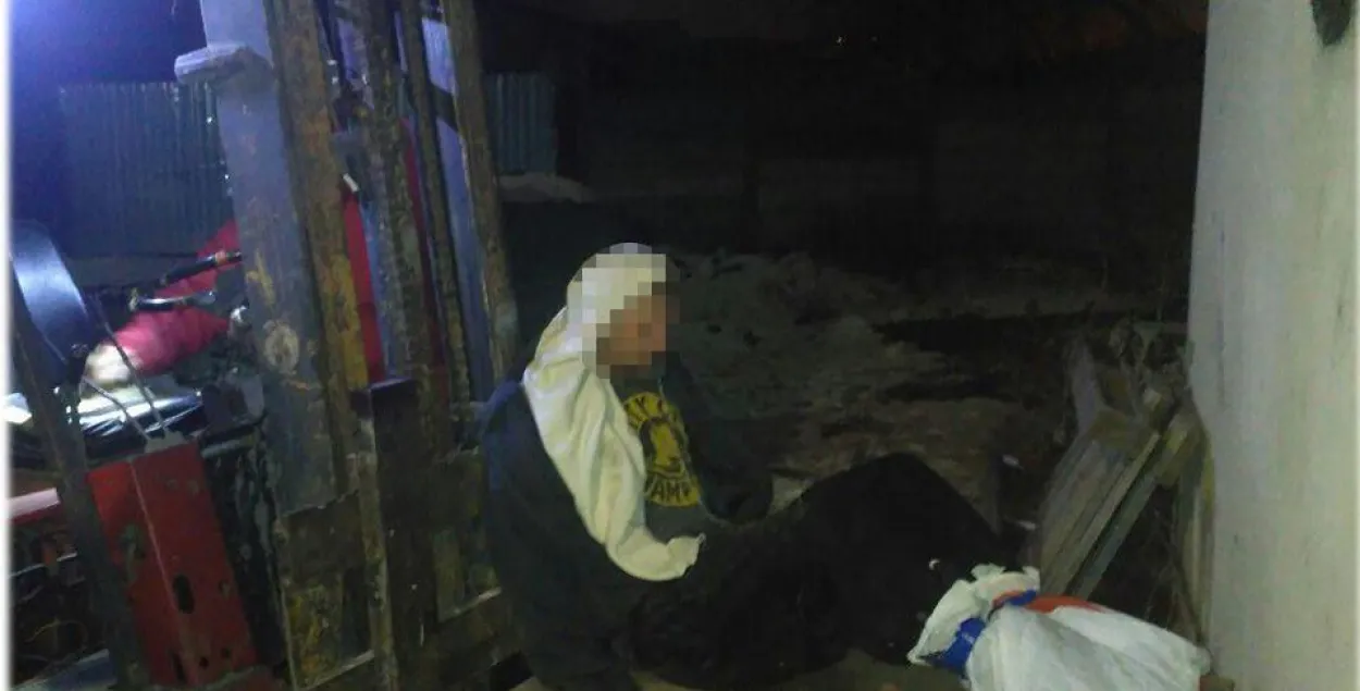 Мужчына прымёрз босымі нагамі да жалезнага даху дома 