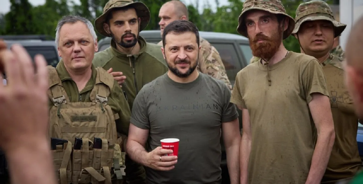 Уладзімір Зяленскі і байцы, якія прайшлі Бахмут / president.gov.ua
