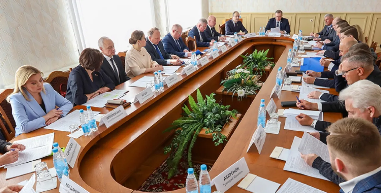 Азаронка пасадзілі за стол як мага далей ад Шведа / prokuratura.gov.by
