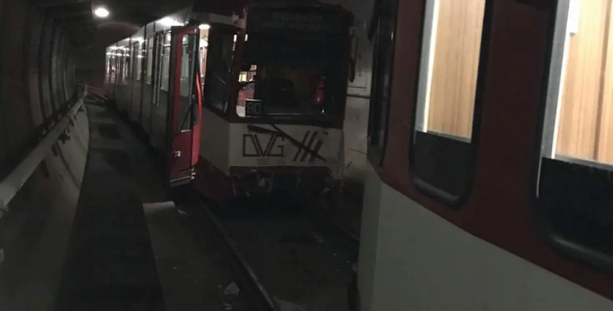 У Дуйсбургу сутыкнуліся цягнікі метро, пацярпелі дзясяткі чалавек (фота, відэа)