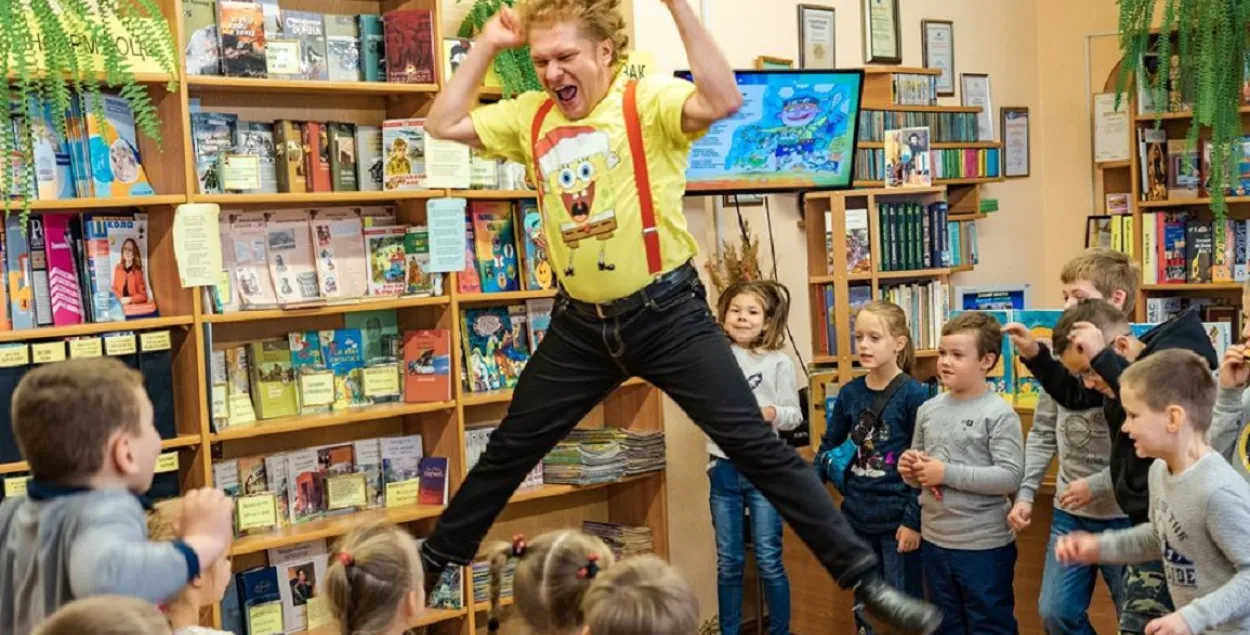 Дмитрий Юртаев со школьниками / https://www.facebook.com/yurtayev
