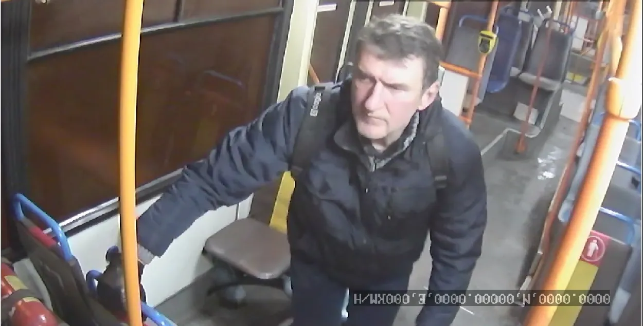 У Мінску шукаюць мужчыну, які скраў у кіроўцы тралейбуса партманэ (відэа)