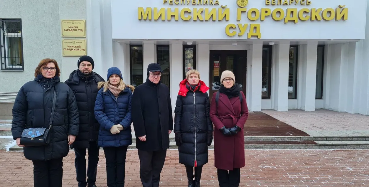 Европейские дипломаты возле суда / https://www.facebook.com/posolstvogermaniiminsk
