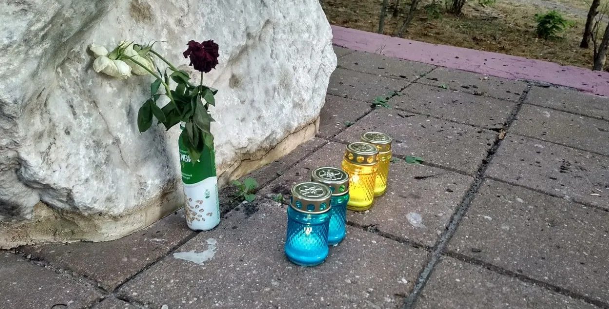Лампадки возле памятника / t.me/viasnanazirae
