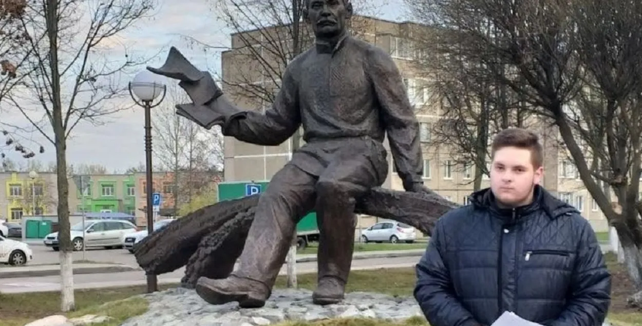 Мікіта Бруй каля помніка Якубу Коласу / spring96.org
