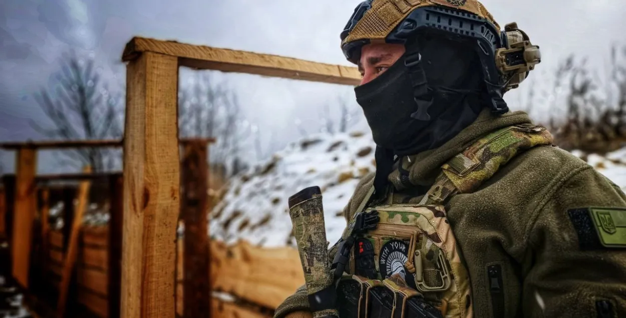 На границе установили банер, на котором написано: “Оккупантам не место на украинской земле”. Но стелу добрососедства пока не снесли&nbsp;/ Ровенская тероборона
