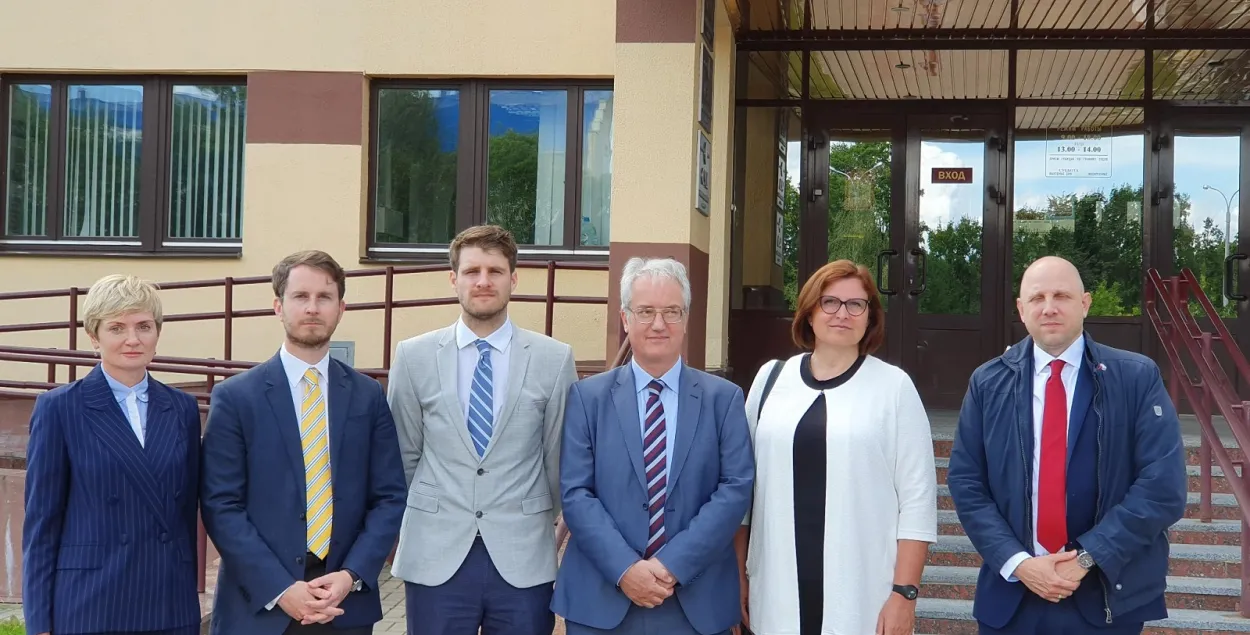 Дыпламаты каля будынка суда ў Мінску / https://www.facebook.com/posolstvogermaniiminsk/
