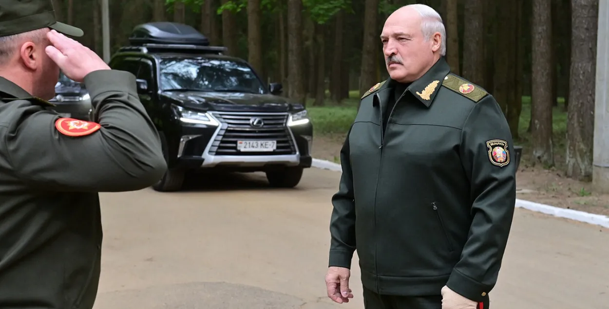 Александр Лукашенко с перебинтованной рукой / president.gov.by
