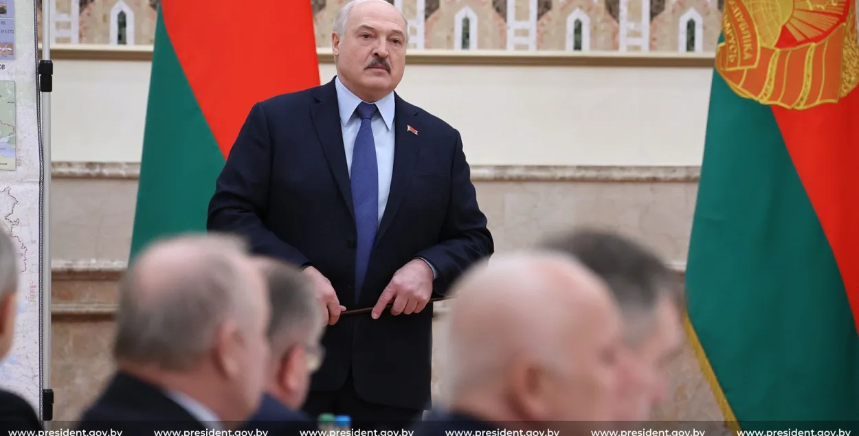 Лукашэнка папярэдзіў урад і Нацбанк, што яны адкажуць "па законах ваеннага часу"