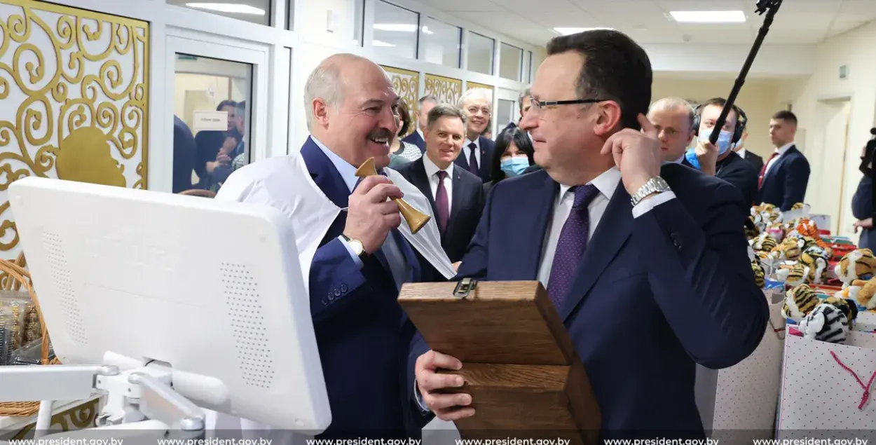 Александру Лукашенко подарили найденный на Витебщине старый деревянный медицинский инструмент / president.gov.by​