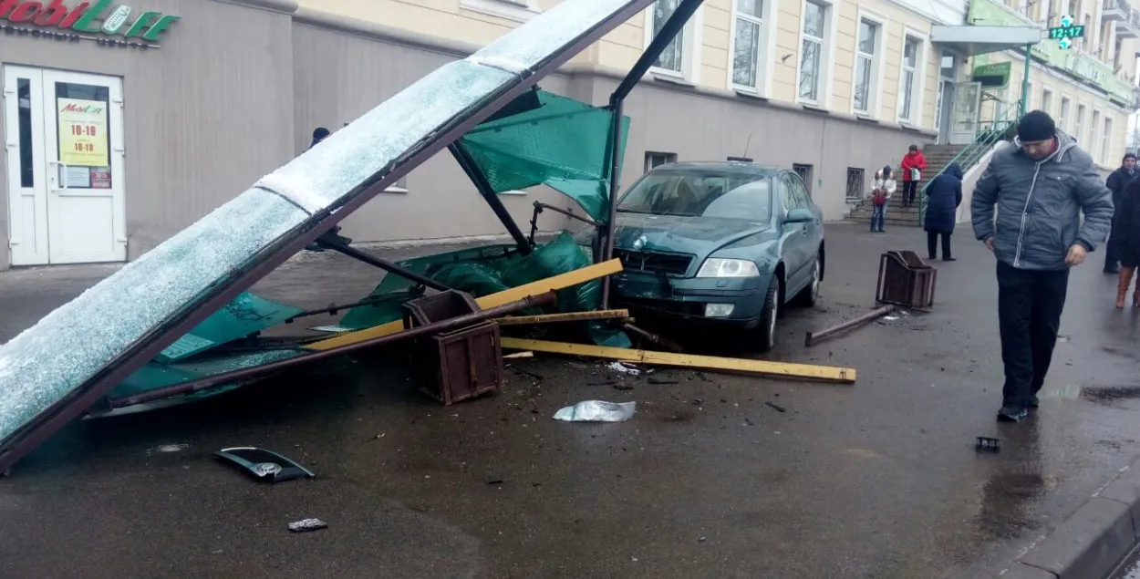 У Мінску легкавік знёс прыпынак грамадскага транспарту (фота)