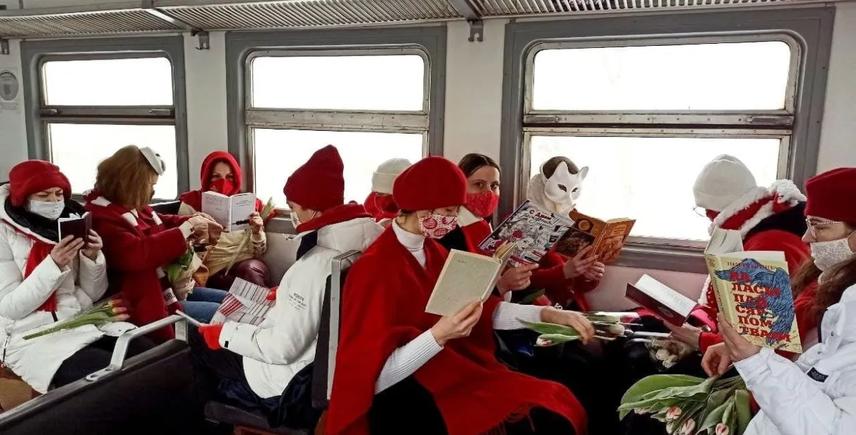 В электричке "Минск &mdash; Молодечно" девушки в бело-красной одежде читали книги белорусских авторов / @bnkbel