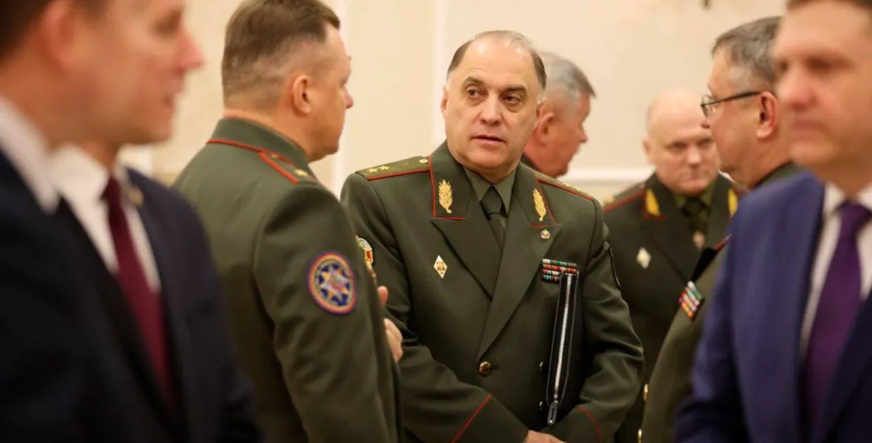 Иван Тертель третий справа на заднем плане / t.me/modmilby
