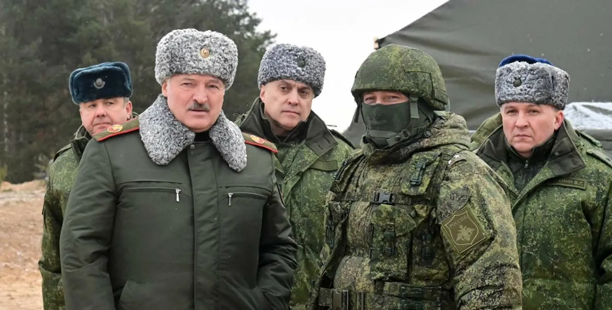 Александр Лукашенко с российским военным в Беларуси, январь 2023-го / president.gov.by
