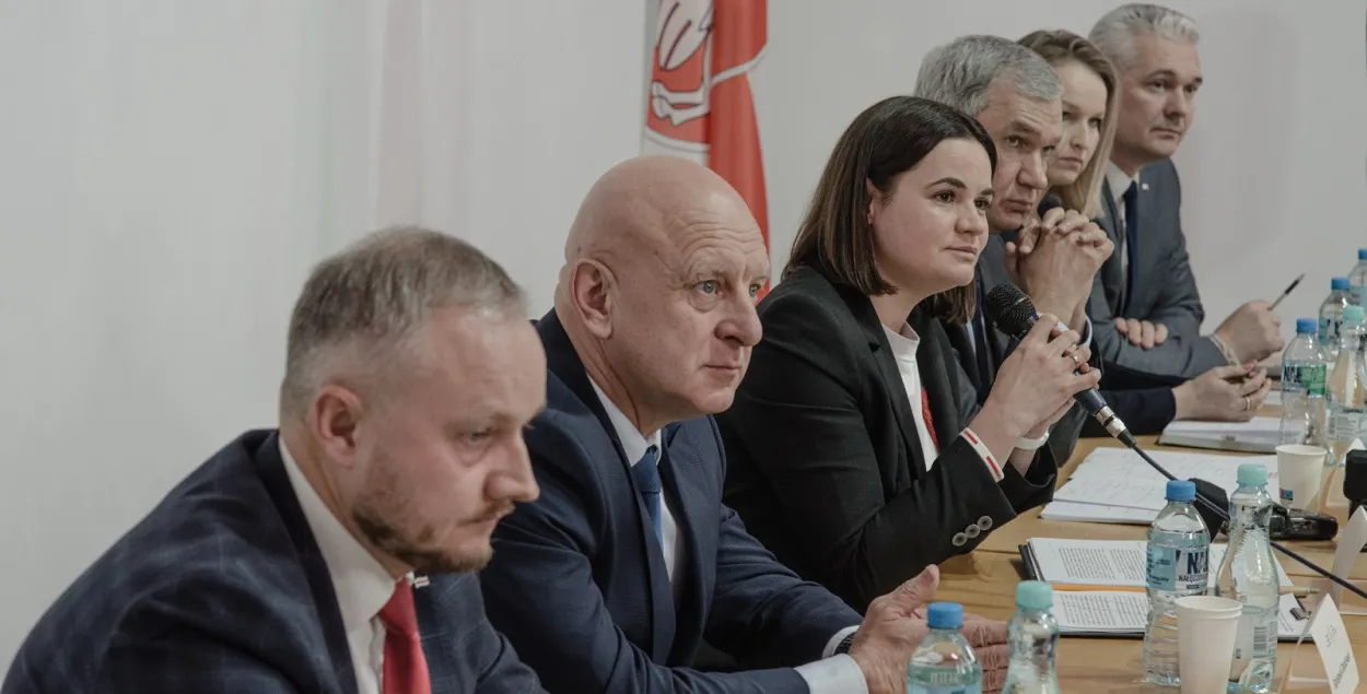 Аляксандр Азараў (злева) і іншыя ўдзельнікі Аб'яднанага пераходнага кабінета Беларусі / t.me/CabinetBelarus/
