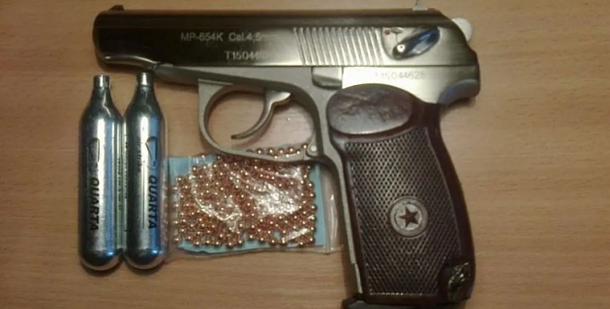 На мяжы ў беларусаў забралі газавы пісталет і штык-нож (фота)