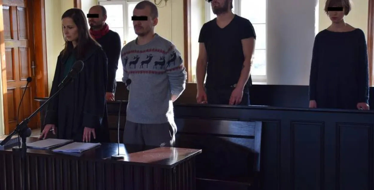 В Польше смягчили приговор белорусам за акцию у ворот Освенцима