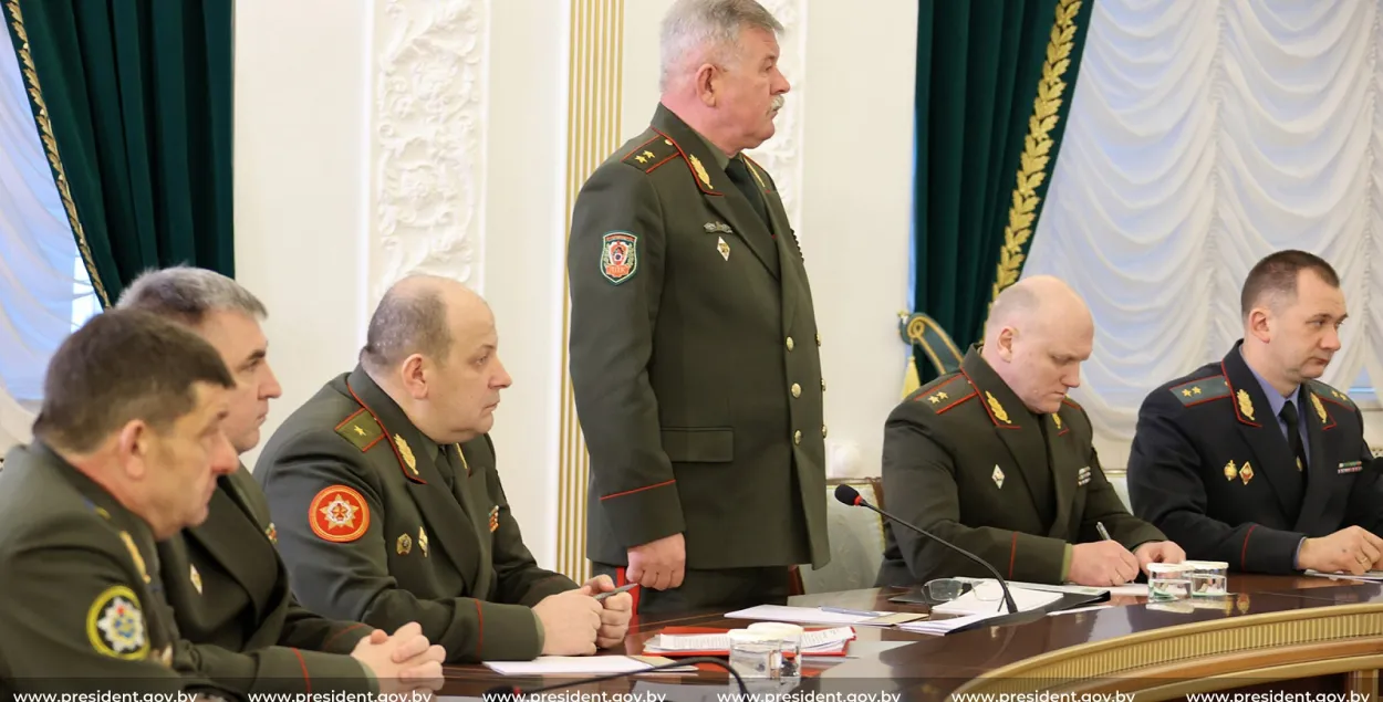 Генералы смотрят на Александра Лукашенко​ / president.gov.by