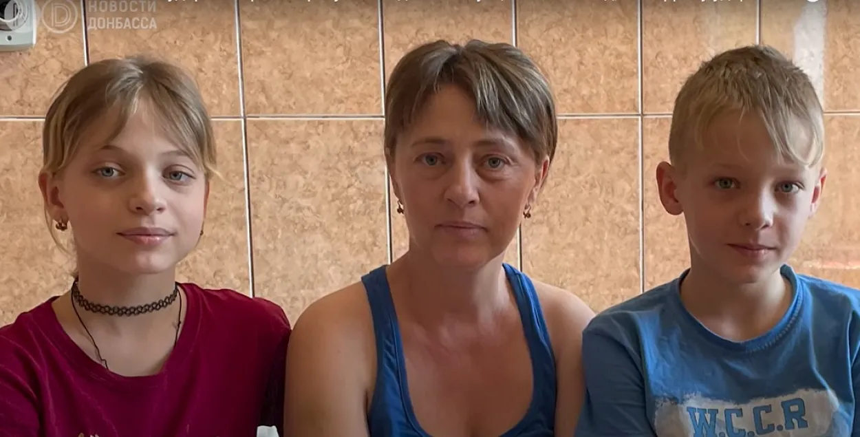 Наталля з дзецьмі Янай і Яраславам / скрыншот з відэа "Новости Донбасса"