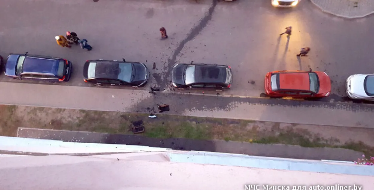 У Мінску з балкона скінулі на Dodge Caliber канапу, ахопленую агнём (фота)
