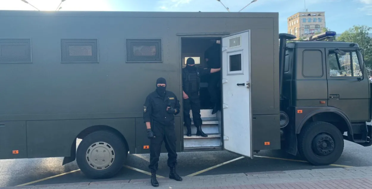 Автозак и омоновцы в Минске / Еврорадио​