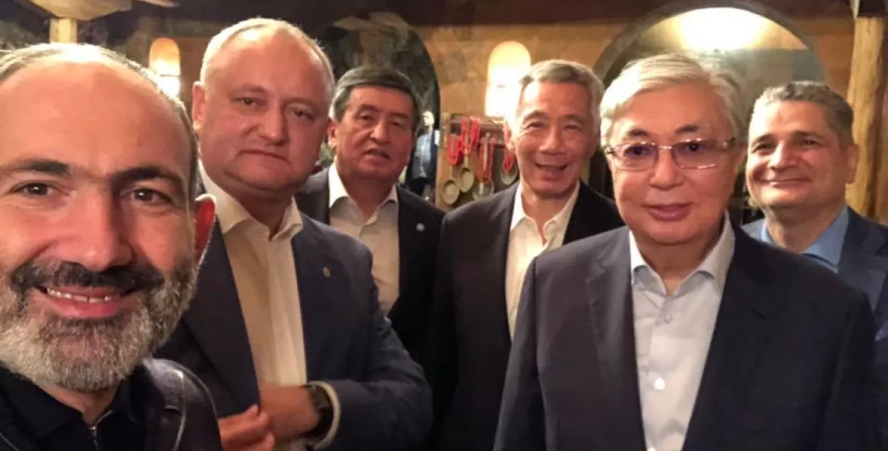 У Ерэване Лукашэнка не захацеў рабіць сэлфі разам з іншымі кіраўнікамі краін