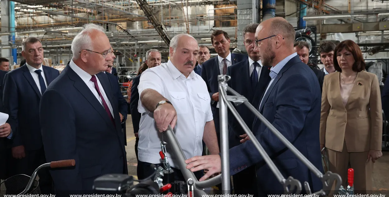 Александр Лукашенко снова взялся за "Мотовелозавод" / president.gov.by​