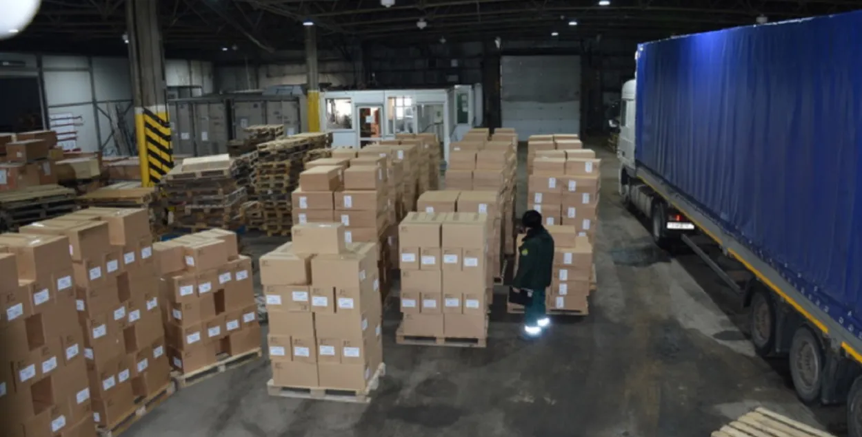Россияне осматривают груз из Беларуси / customs.gov.ru
