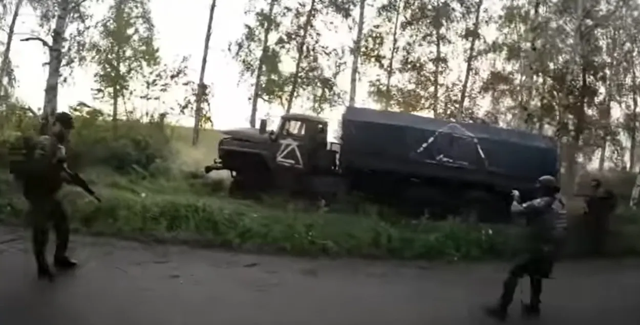 Чеченские добровольцы возле остановленного грузовика / Кадр из видео ГУР Украины
